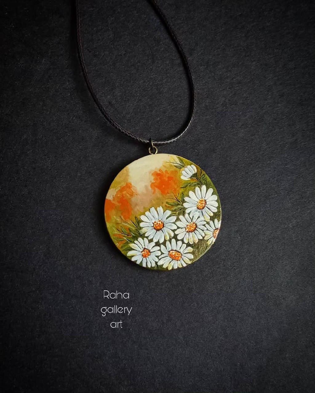 گردنبند چوبی دست ساز با نقاشی گل بابونه