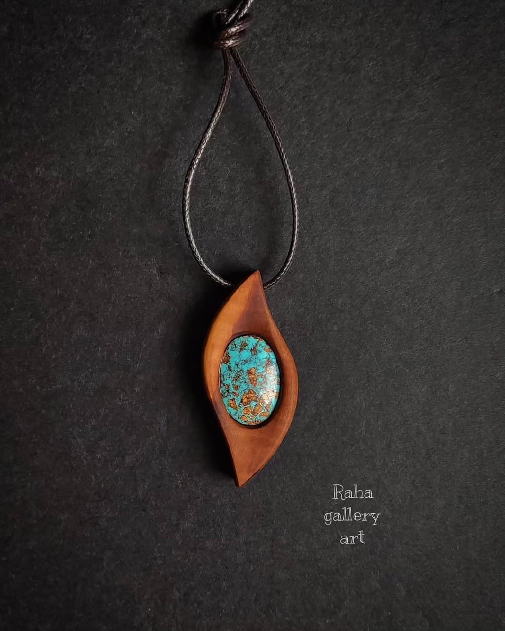 گردنبند چوبی دستساز با نگین فیروزه نیشابور