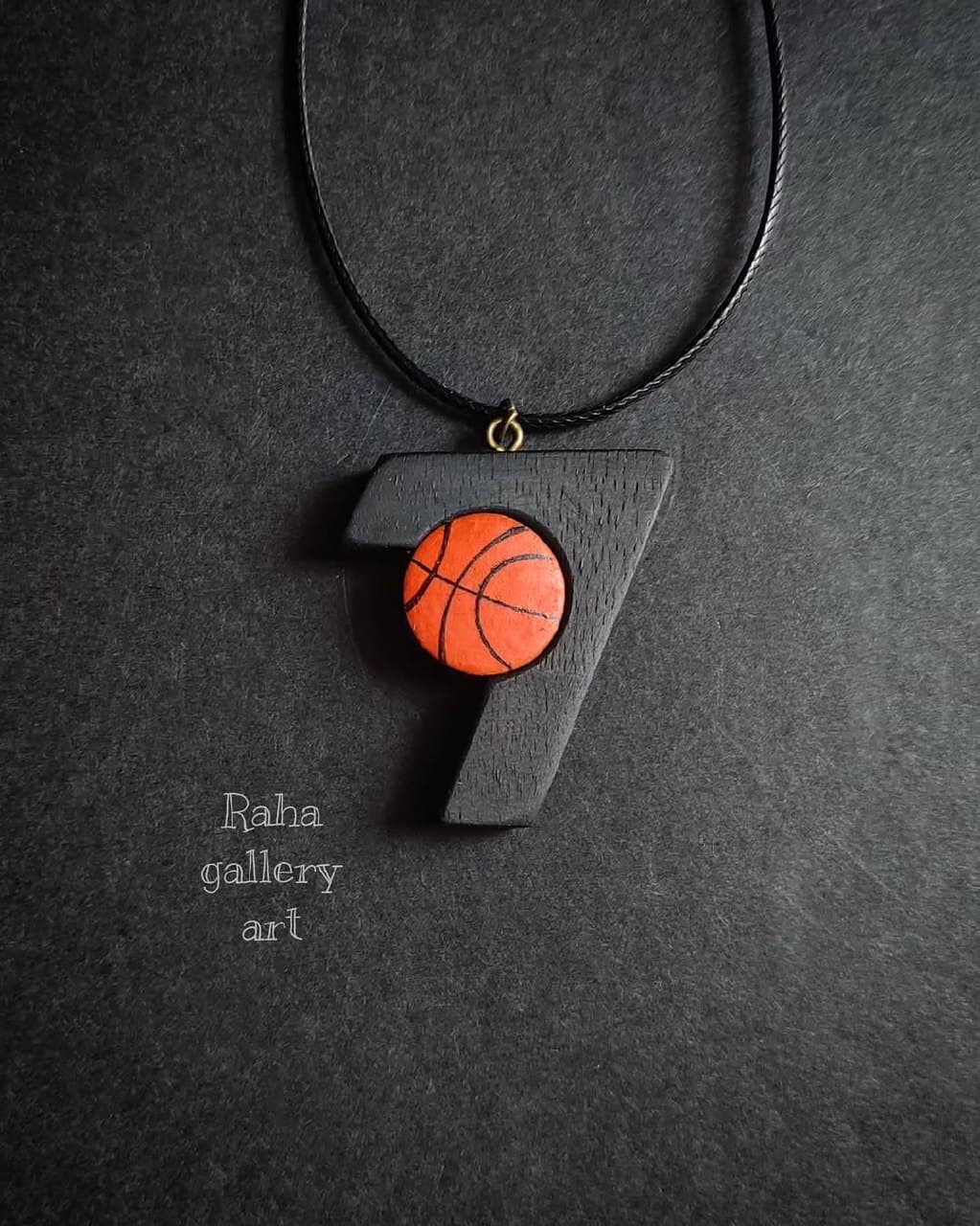 گردنبند چوبی دستساز طرح بسکتبال و عدد ۷