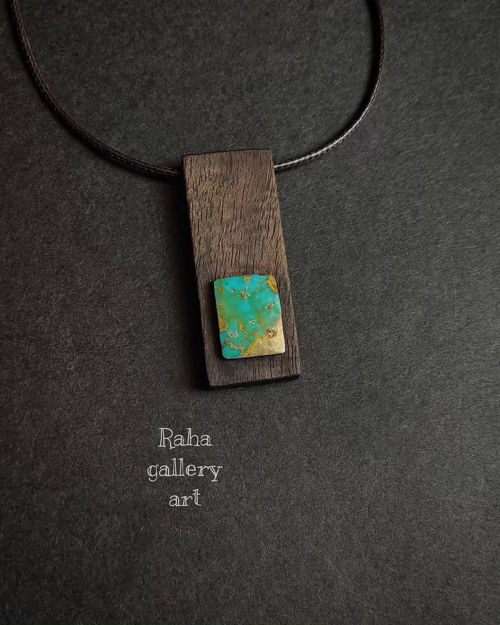 گردنبند چوبی دست ساز با سنگ فیروزه نیشابور