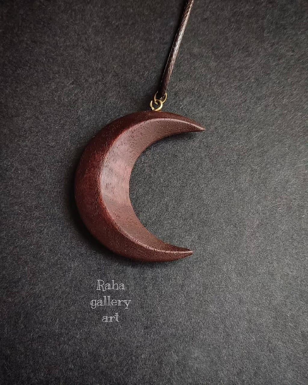 گردنبند دست ساز چوبی طرح هلال ماه