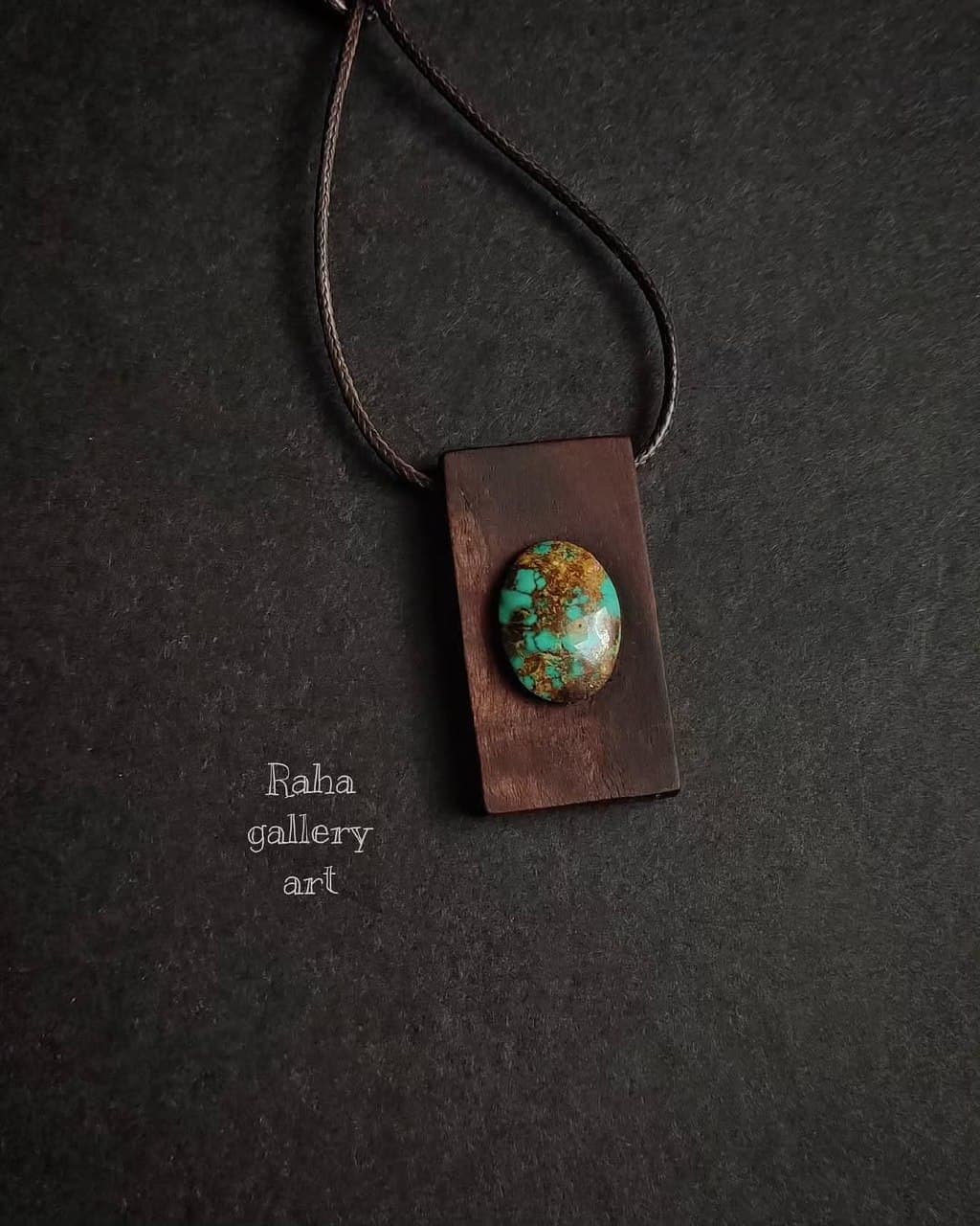 گردنبند چوبی دست ساز با سنگ فیروزه نیشابور