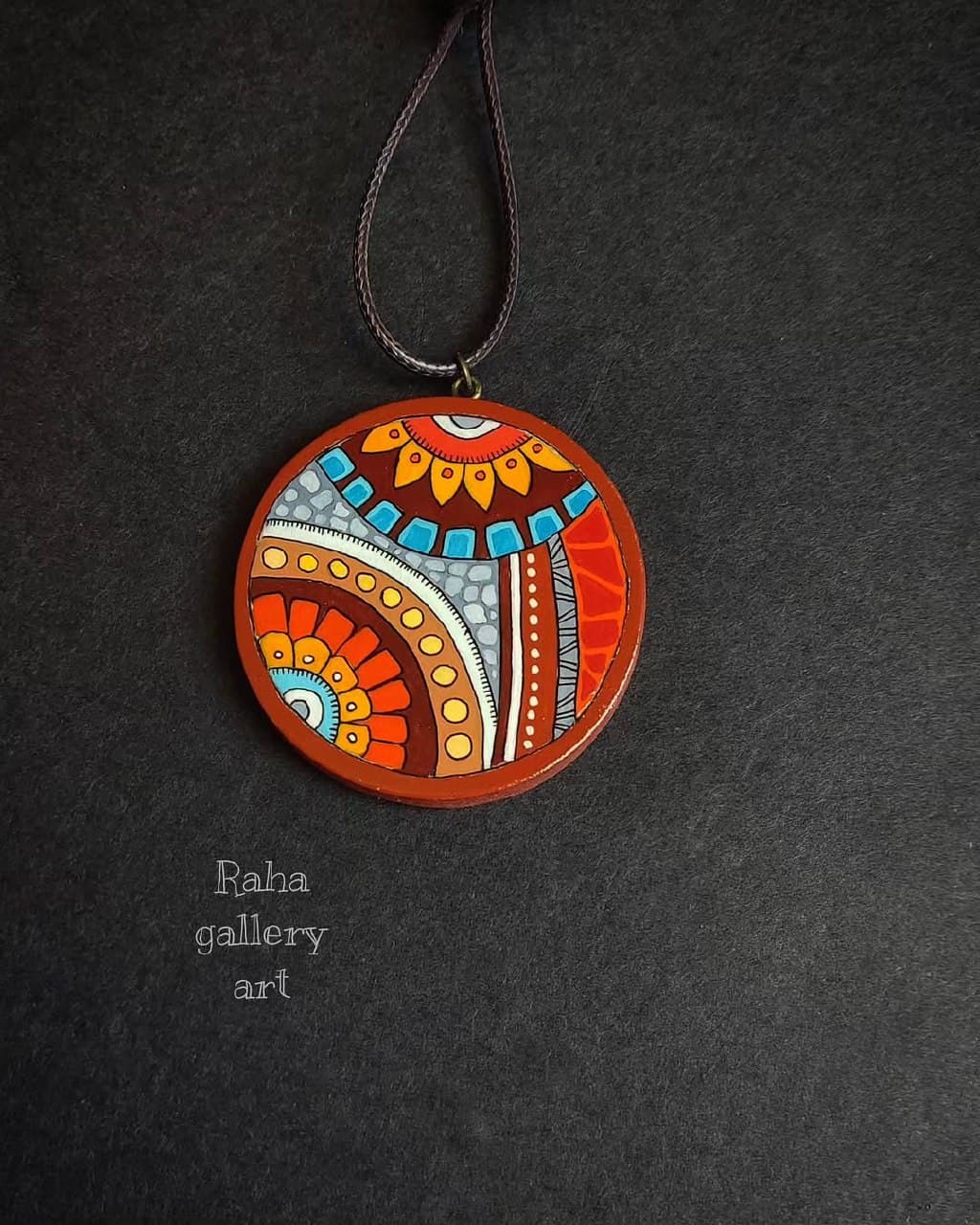 گردنبند چوبی دست ساز با نقاشی طرح سنتی