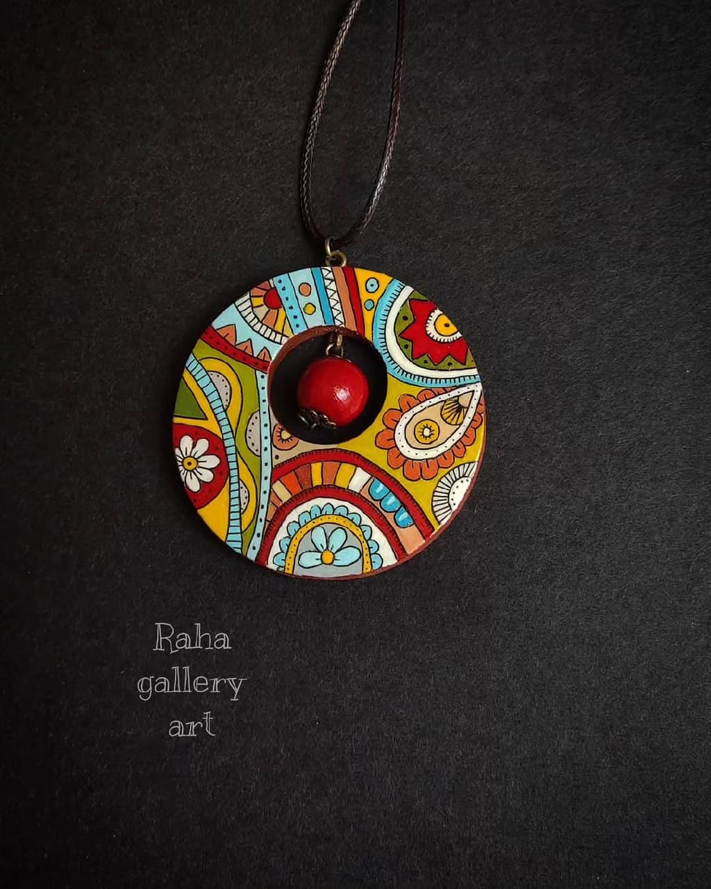 گردنبند چوبی دست ساز با نقاشی سنتی و مهره قرمز