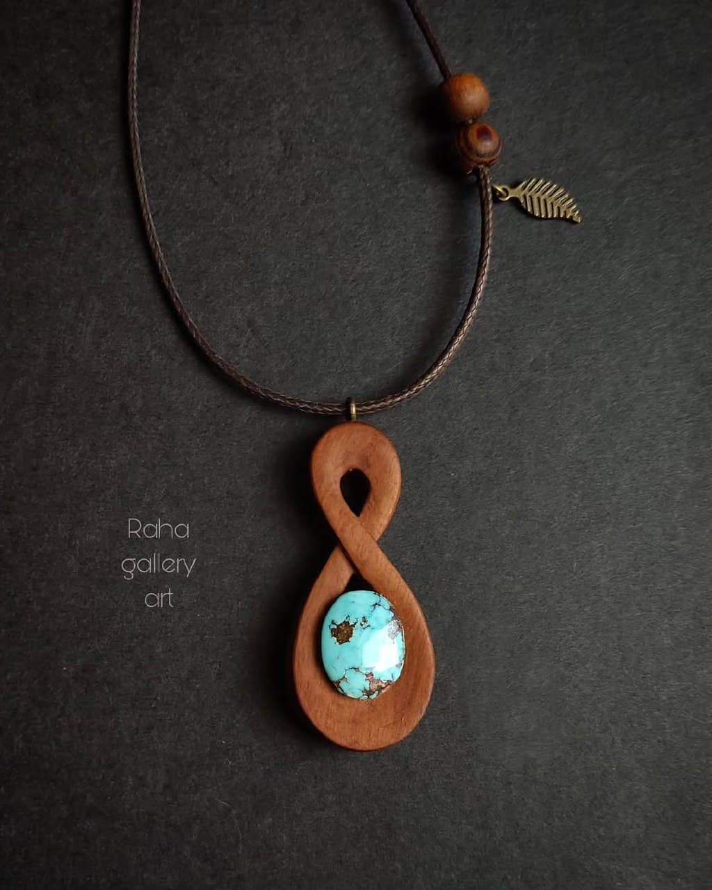 گردنبند چوبی دستساز طرح بی نهایت با نگین فیروزه نیشابور