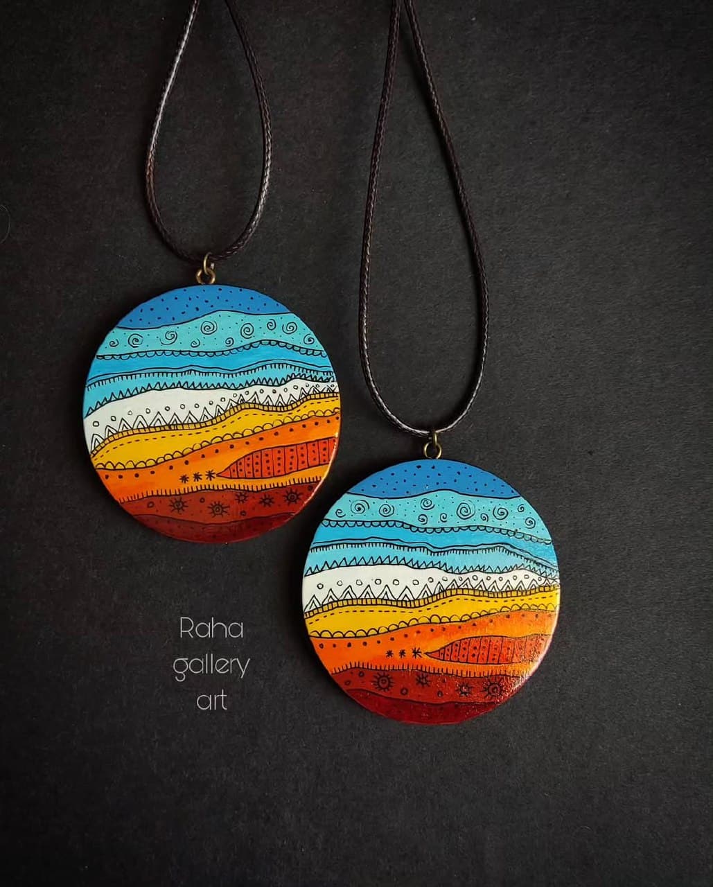 گردنبند چوبی دست ساز با نقاشی طرح منظره انتزاعی