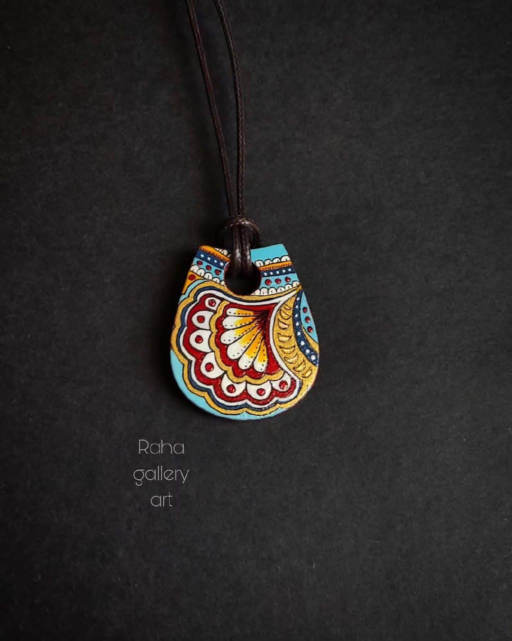 گردنبند چوبی دست ساز با نقاشی طرح سنتی