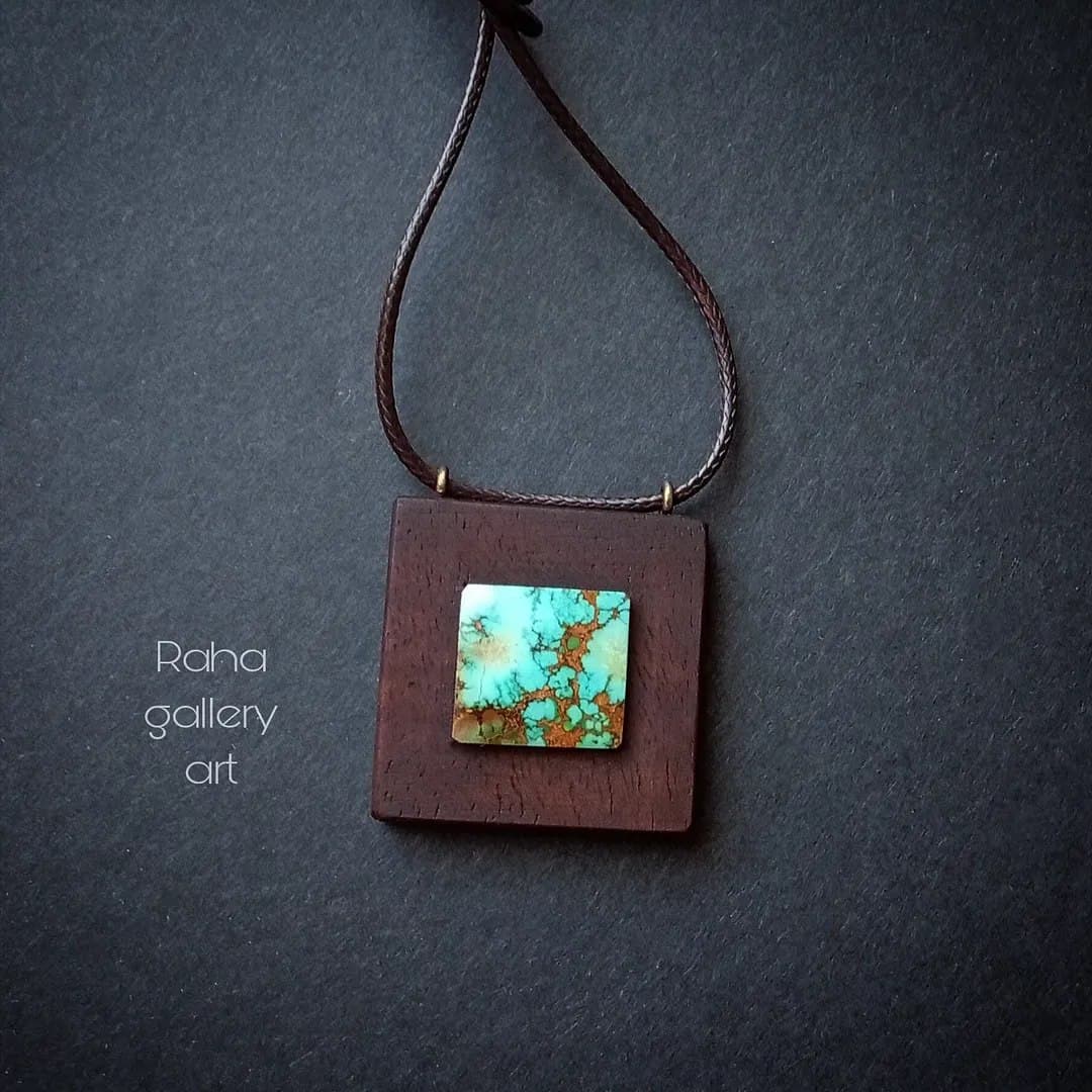 گردنبند دست ساز چوبی با نگین فیروزه نیشابور