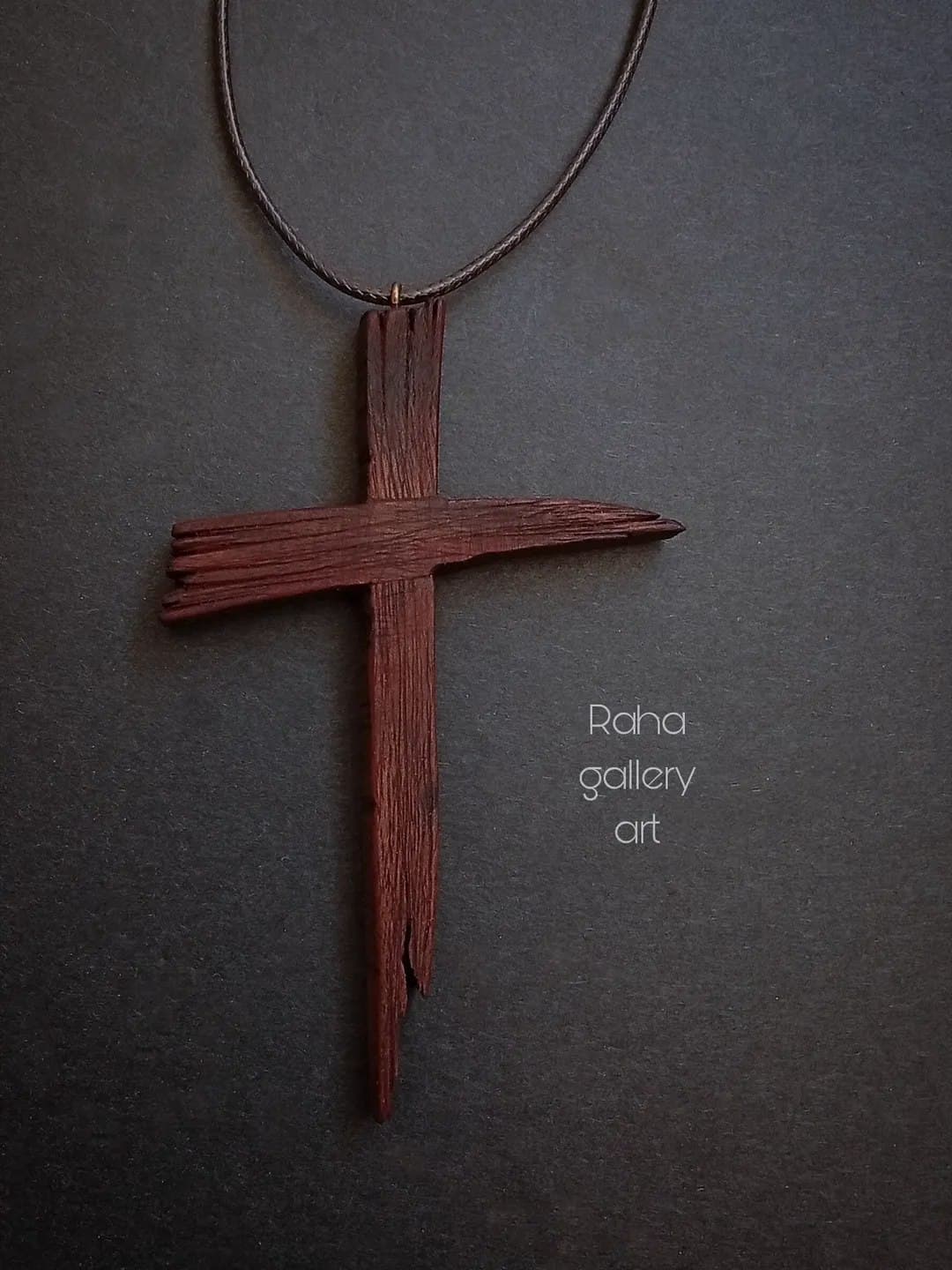 گردنبند صلیب چوبی دست ساز از چوب گردو