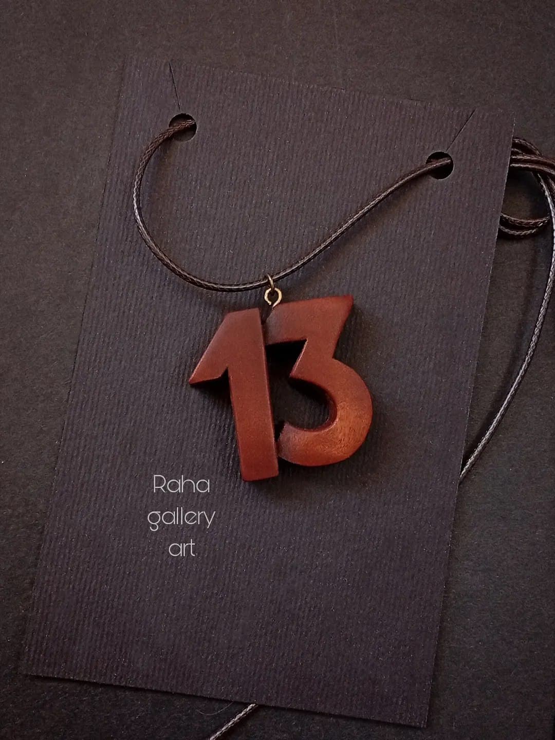 گردنبند چوبی دست ساز طرح عدد 13 ساخته شده از چوب عناب