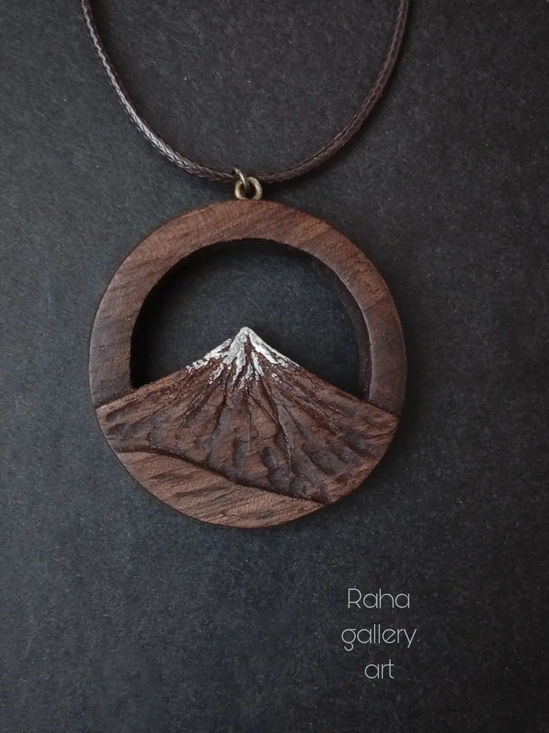 گردنبند چوبی دست ساز طرح کوه دماوند