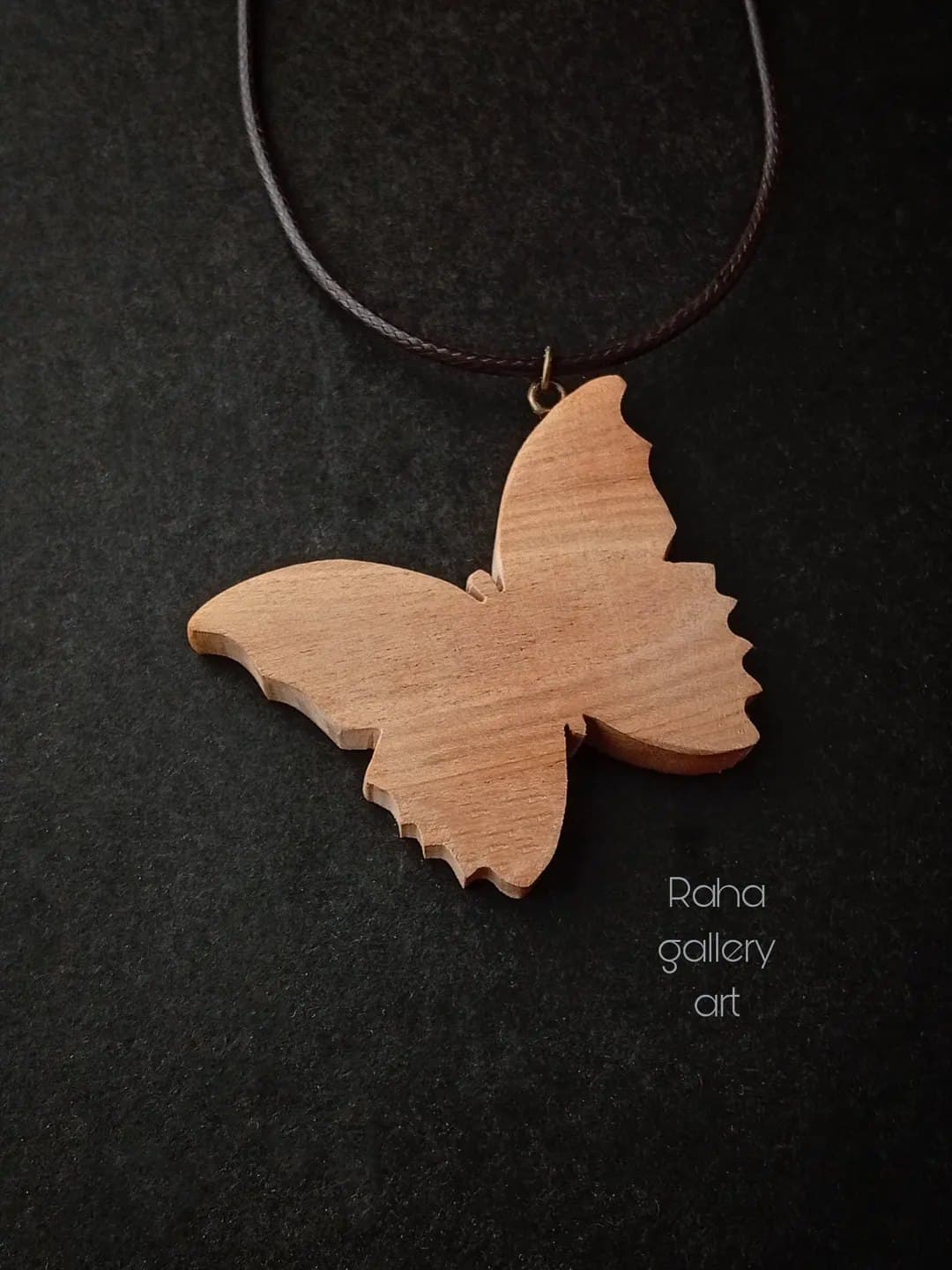 گردنبند چوبی دست ساز طرح پروانه