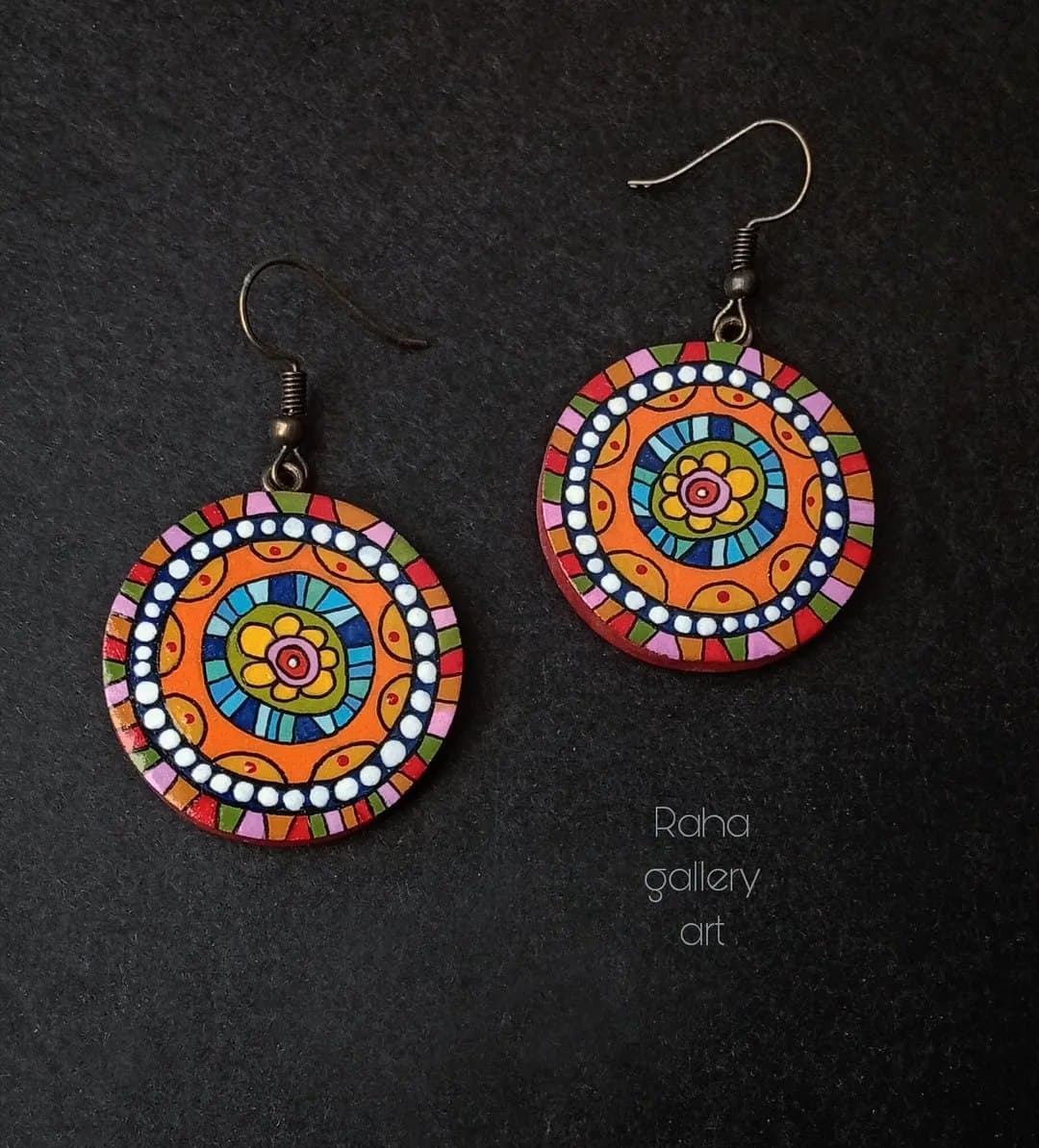 گوشواره چوبی دستساز زنانه طرح ماندالا رنگی