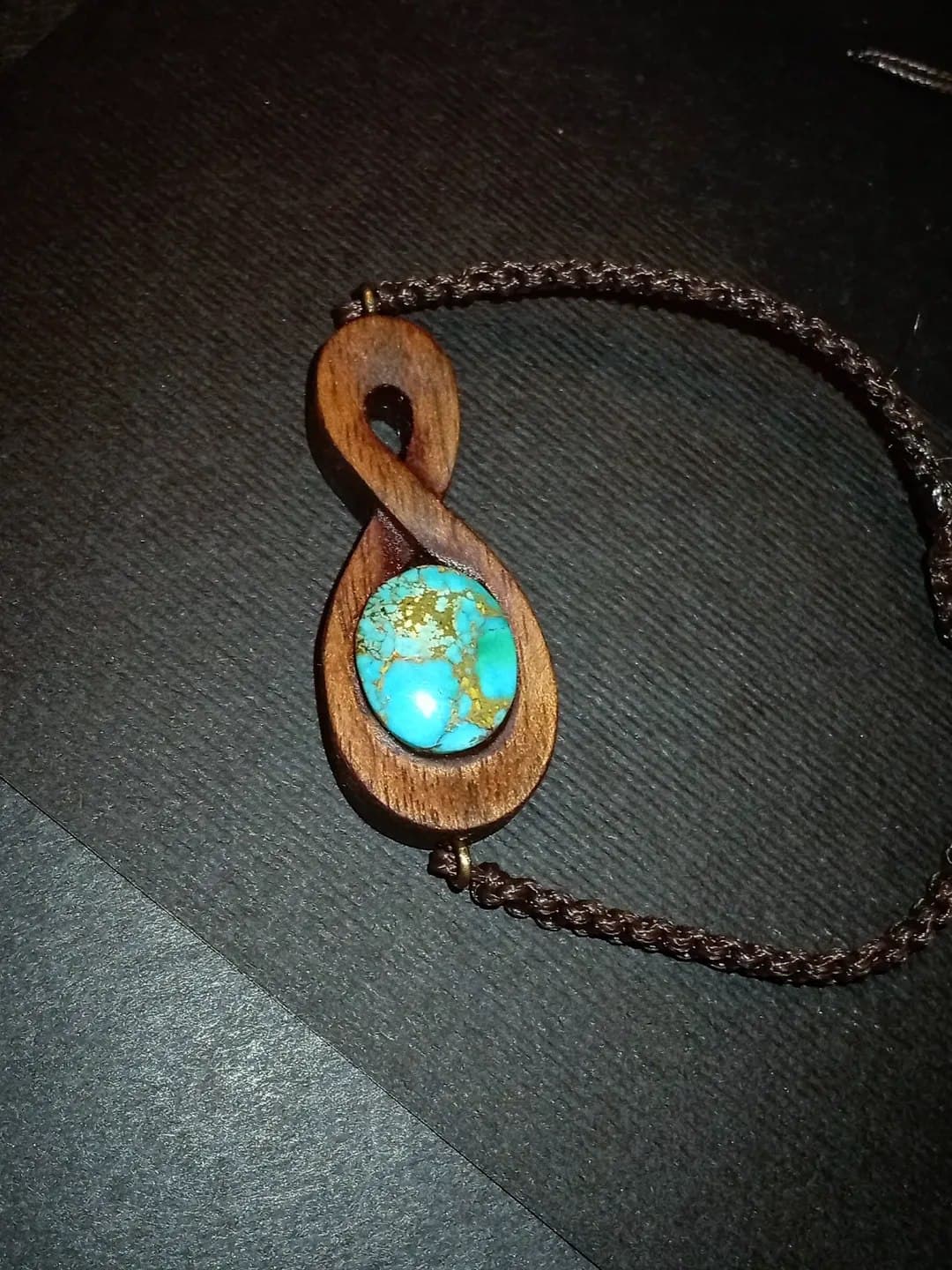 دستبند چوبی طرح بی‌نهایت با سنگ فیروزه نیشابور