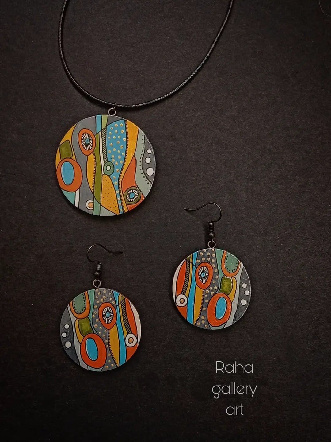 ست گردنبند و گوشواره چوبی دست ساز با نقاشی آبستره رنگی