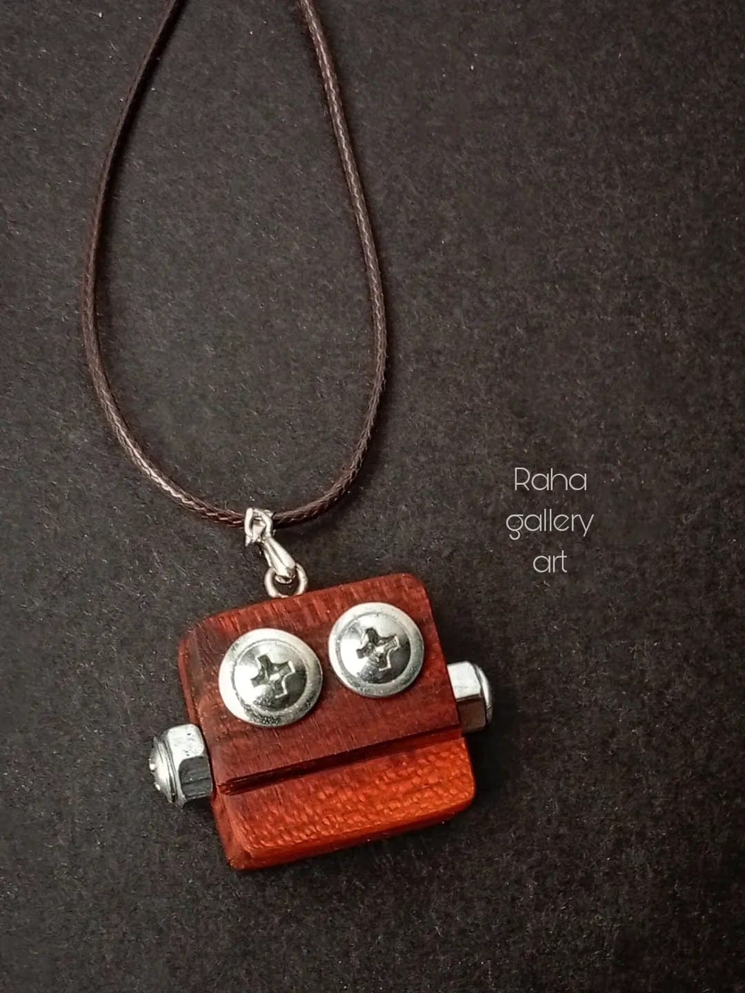 گردنبند چوبی دست ساز طرح ربات مینی بات