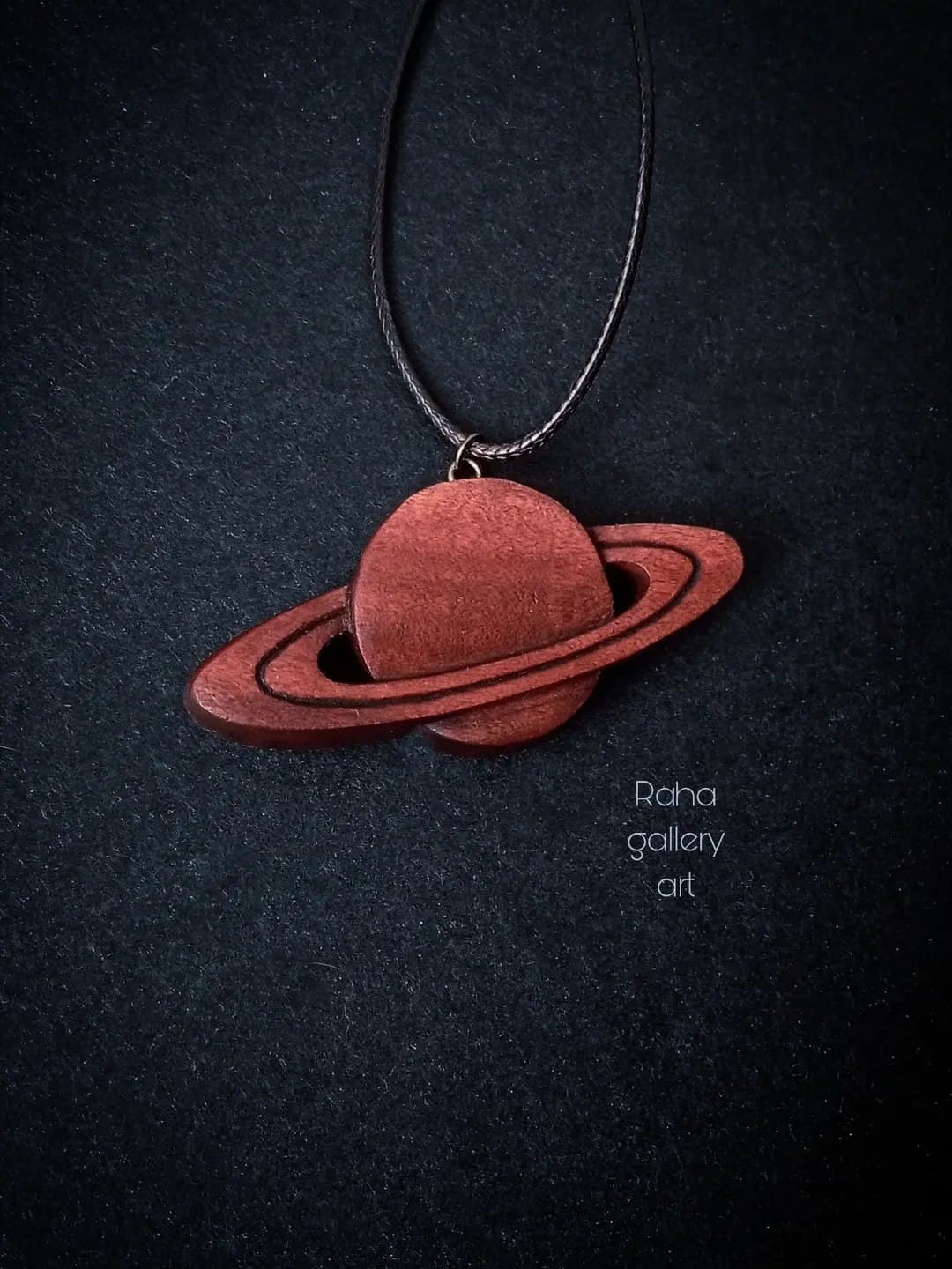 گردنبند چوبی دستساز طرح سیاره زحل