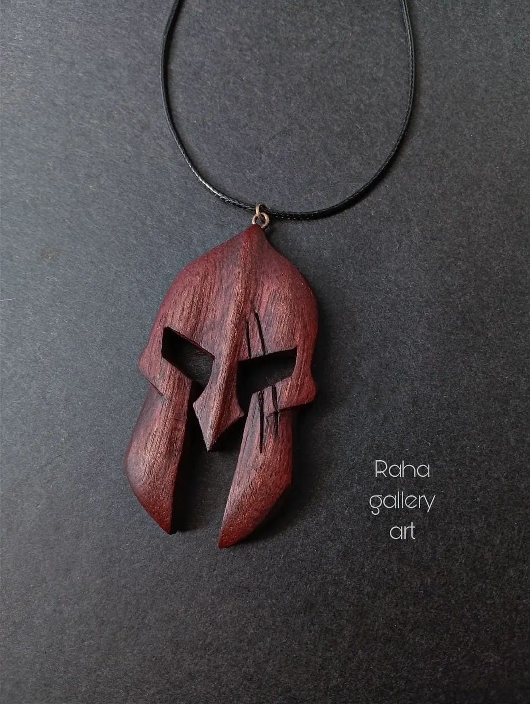 گردنبند چوبی دست ساز طرح کلاهخود اسپارتان