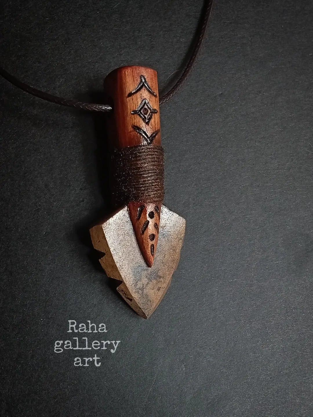 گردنبند دست ساز سرنیزه چوبی و سنگی