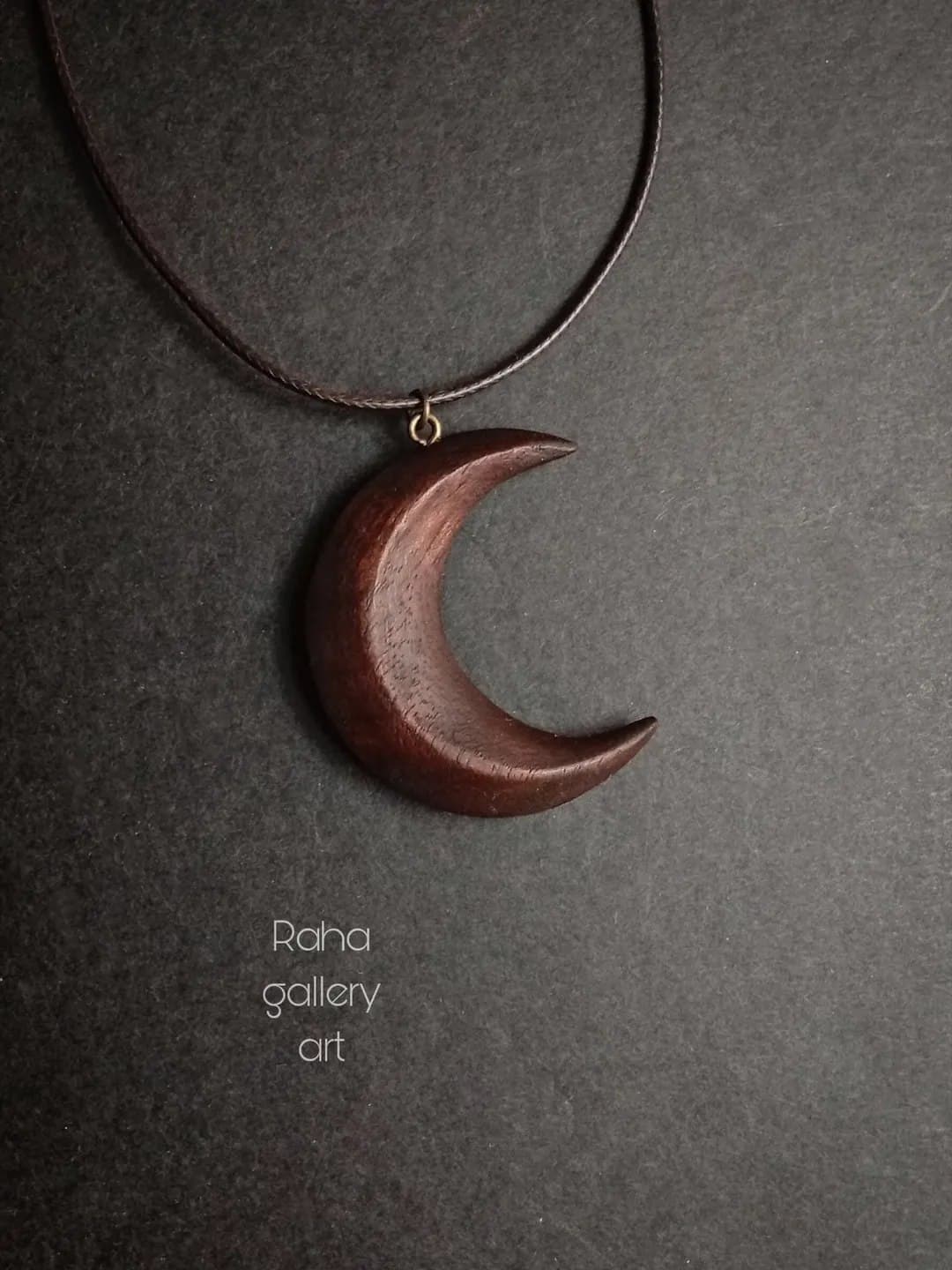 گردنبند چوبی دست ساز طرح هلال ماه