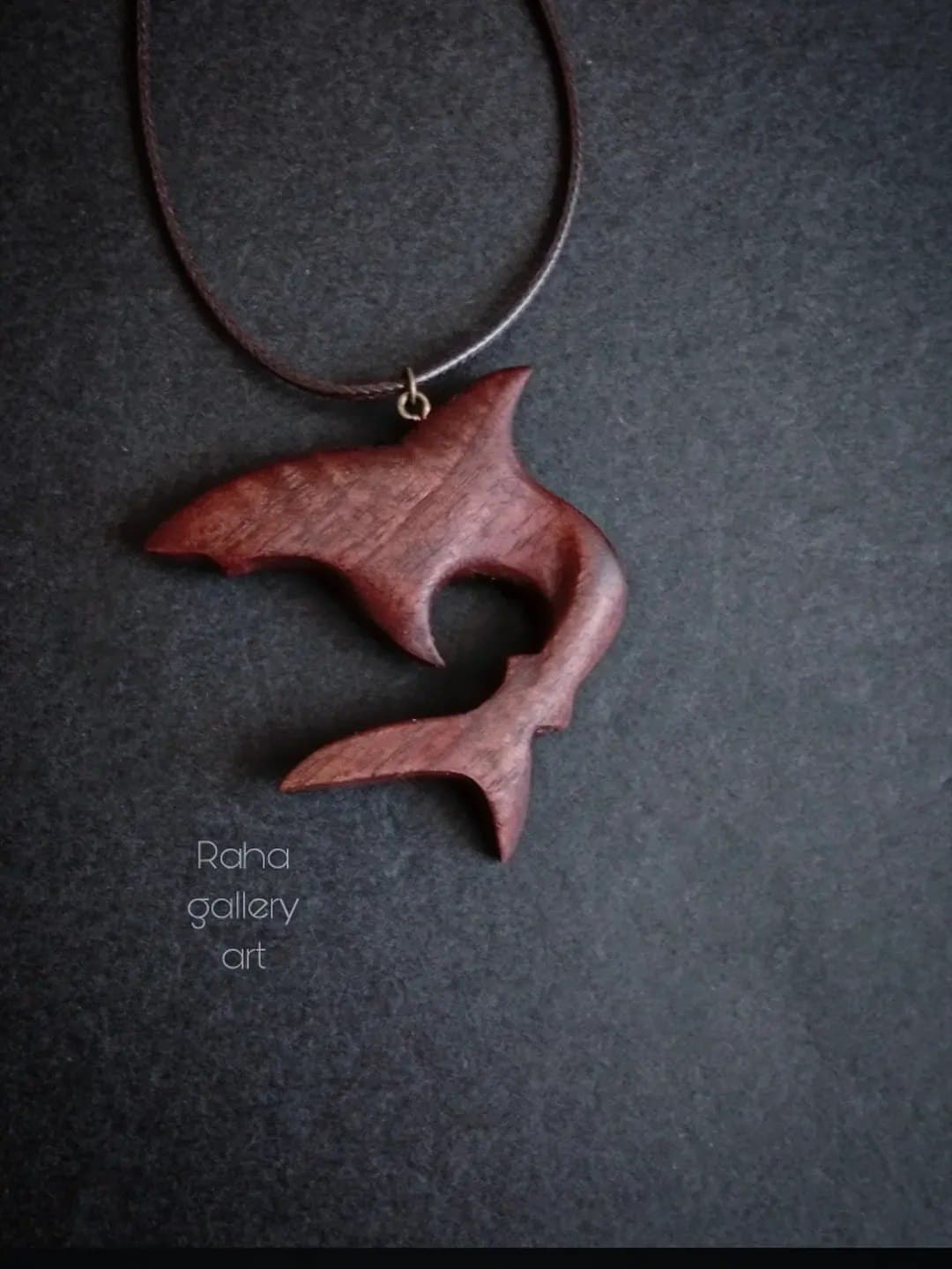 گردنبند چوبی دستساز طرح کوسه