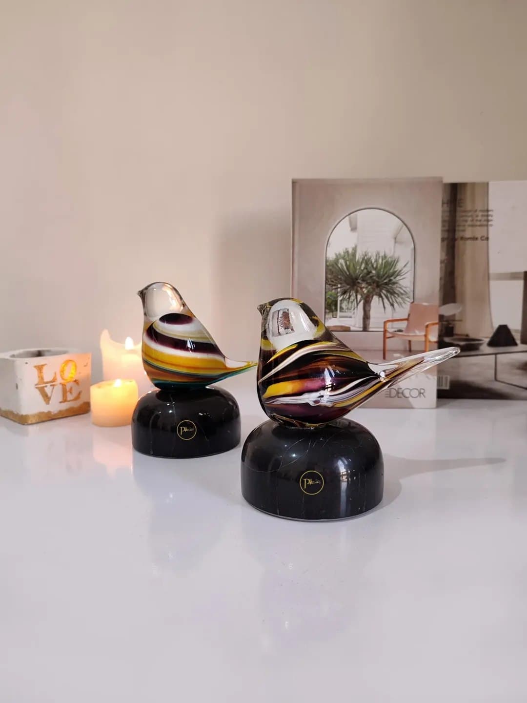 مجسمه دکوری شیشه ای طرح پرنده آمین با پایه سنگی