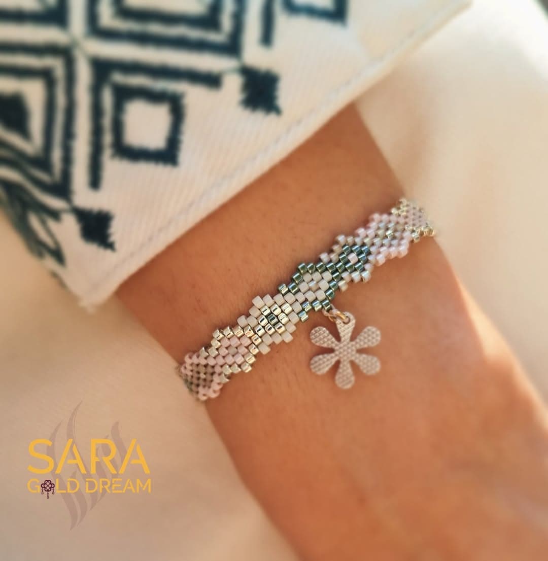 دستبند طلا زنانه دست ساز میوکی با آویز طرح گل