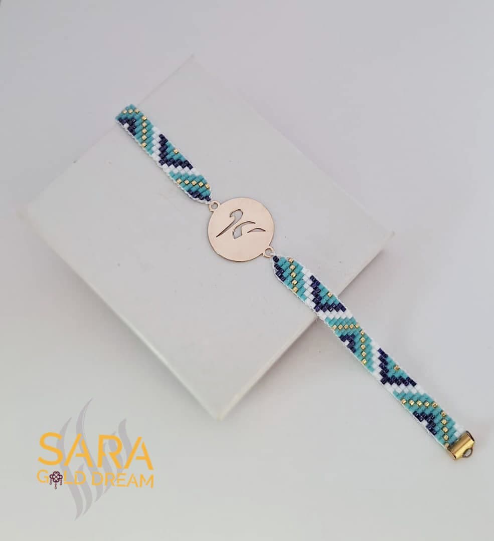 دستبند طلا زنانه با بافت منجوق میوکی و پلاک طرح سفارشی