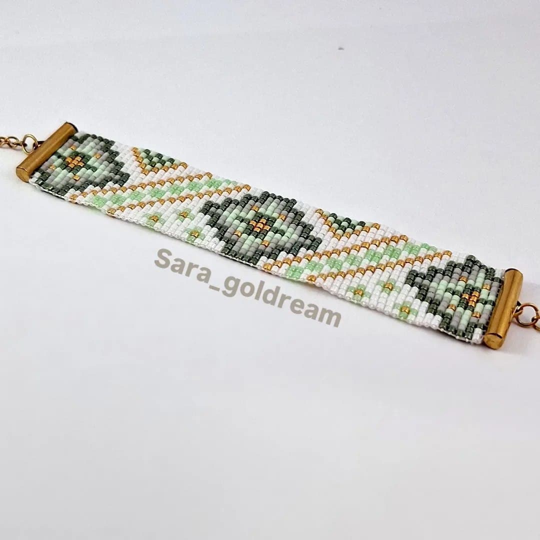 دستبند زنانه منجوق بافی میوکی با طرح هندسی سبز و طلایی