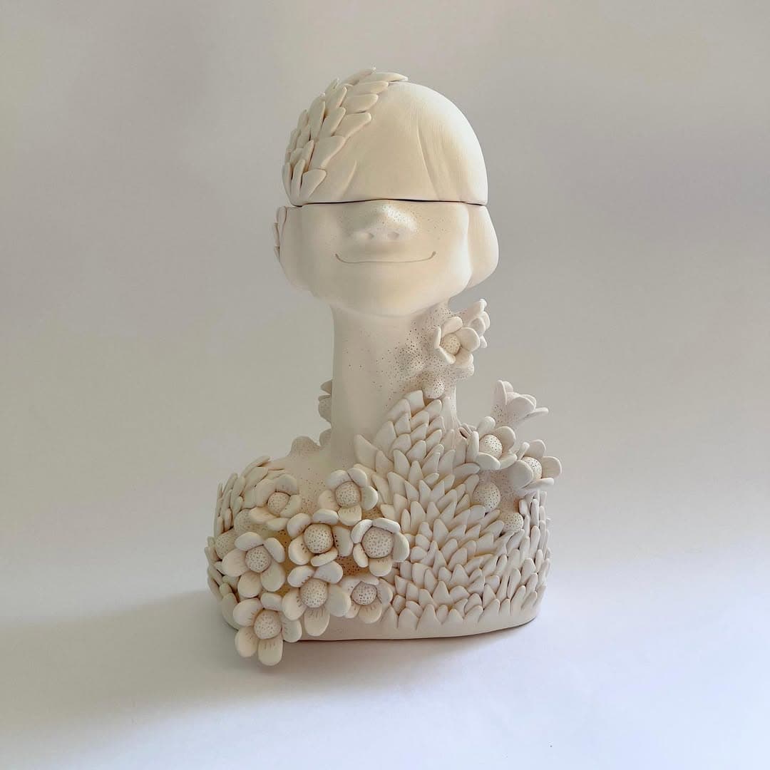 گلدان و مجسمه دکوراتیو سرامیکی طرح چهره گلدار مدل ما