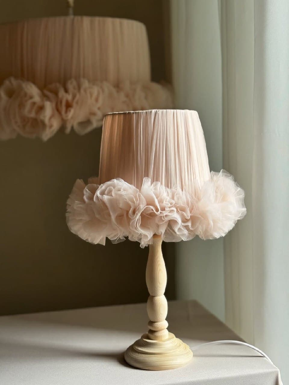 آباژور رومیزی کلاسیک با شید پارچه‌ای چین‌دار