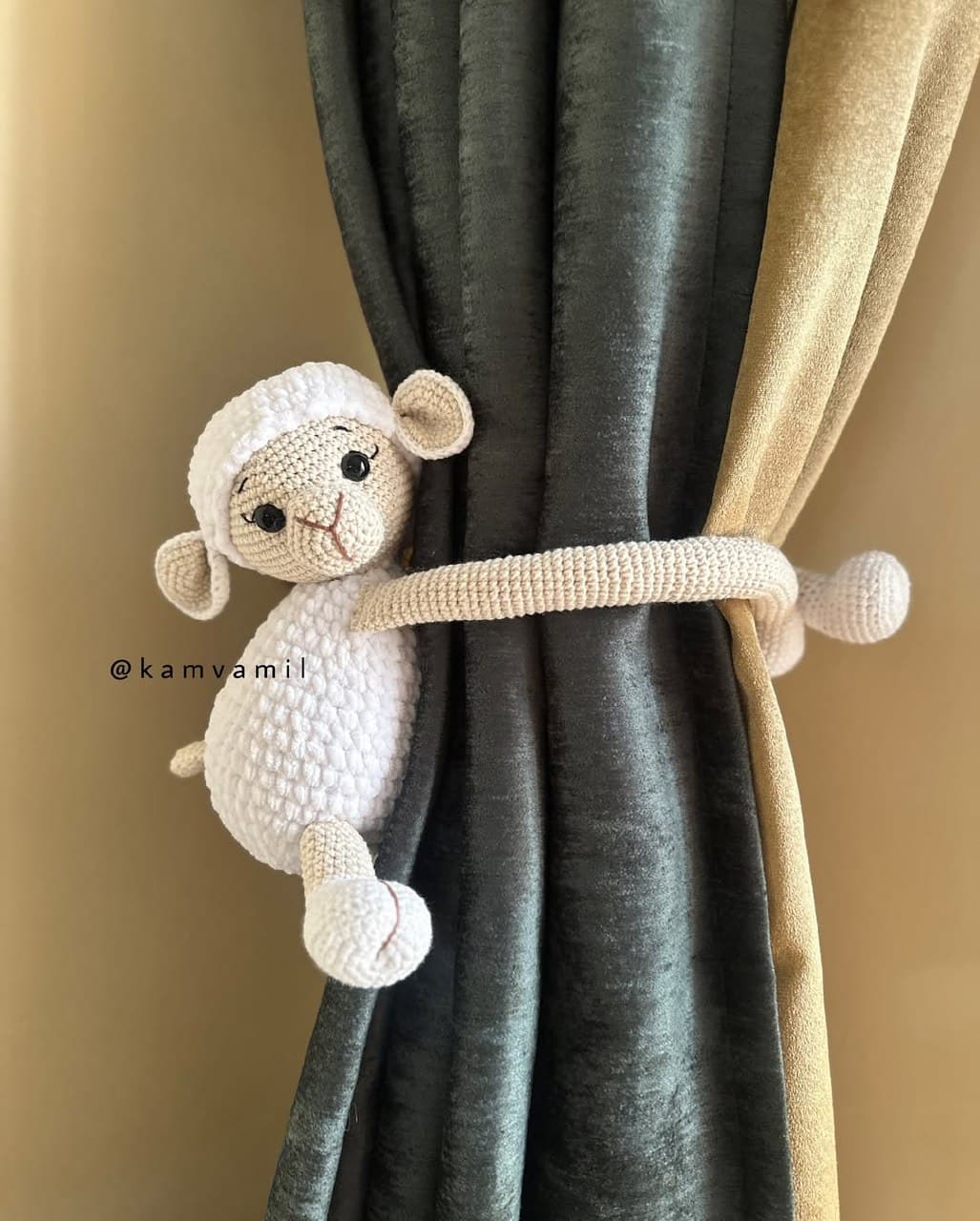 نگهدارنده پرده طرح گوسفند بافتنی اتاق کودک