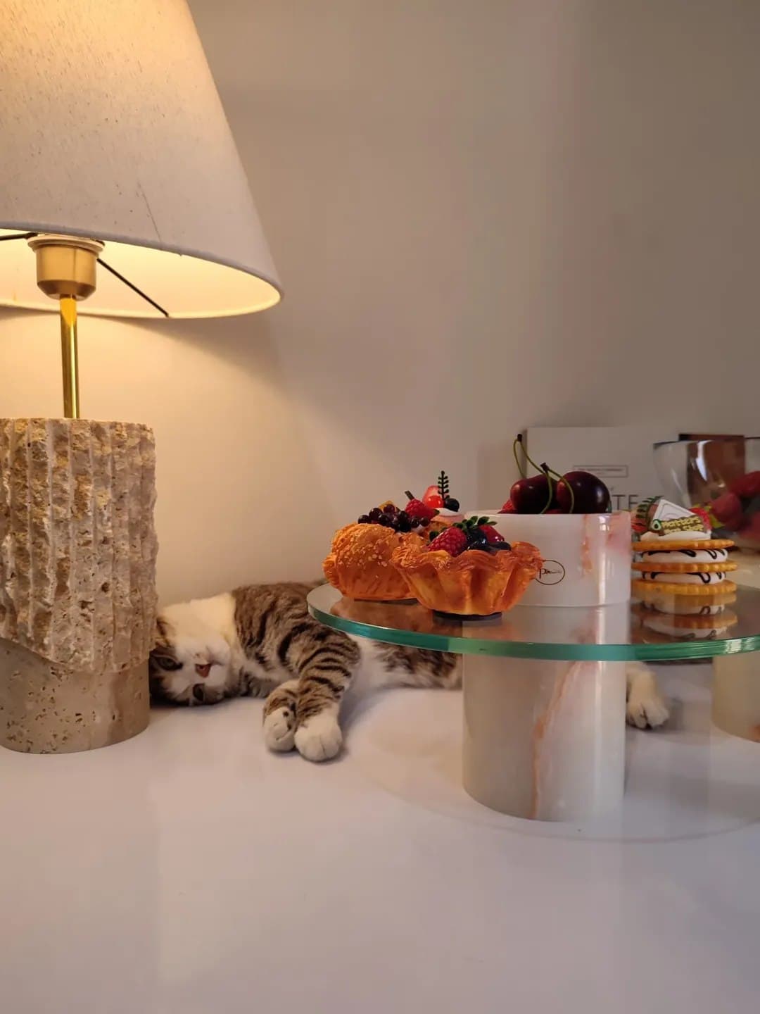 استند پذیرایی دیس شیشه‌ای با پایه سنگی طرح مدرن