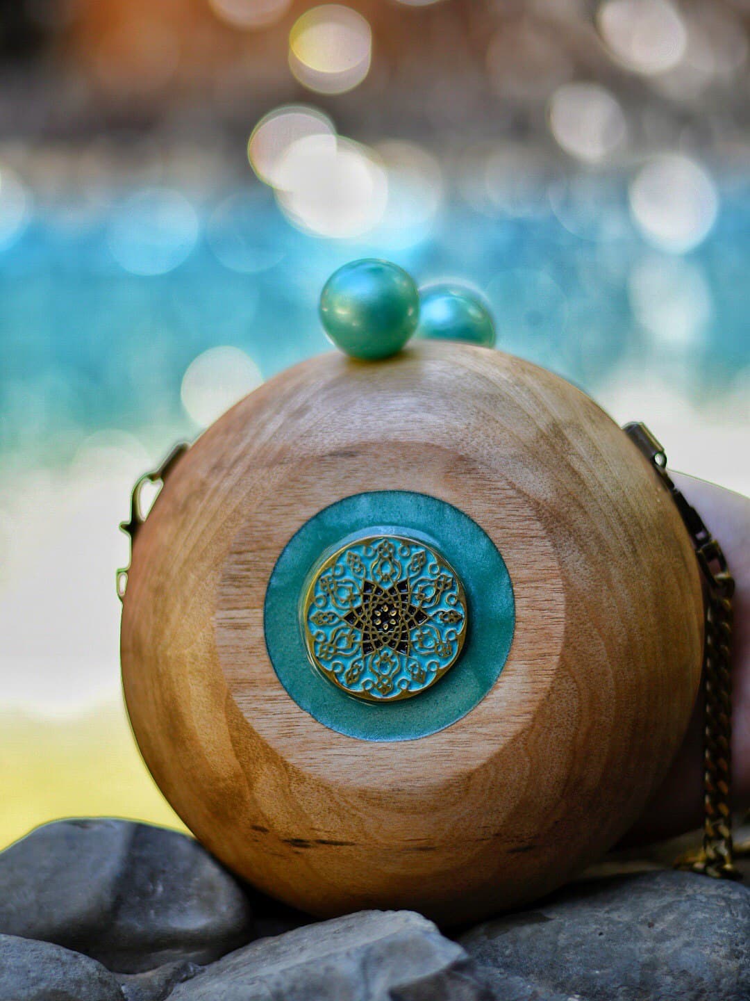 کیف چوبی گرد دست‌ساز با مدال میناکاری و گوی رزینی