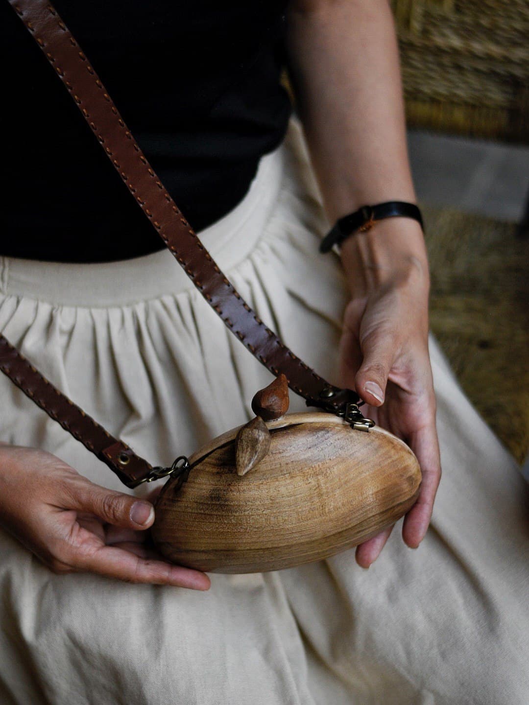 کیف چوبی دست‌ساز هانا سایز ۳ با طرح مرغ آمین