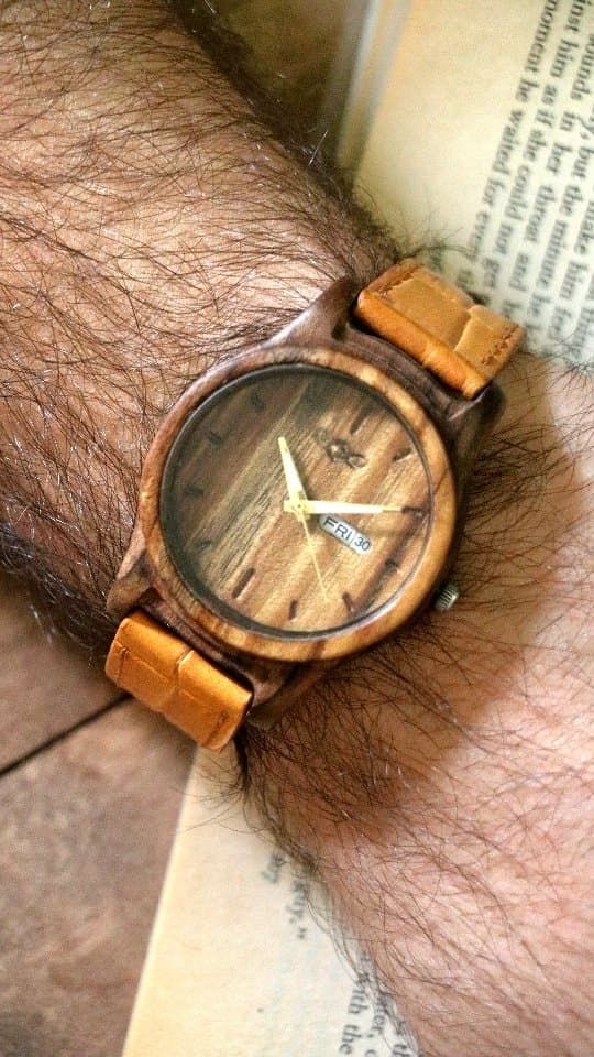 ساعت مچی مردانه چوبی با بند چرم مدل رایکا - تقویم دار