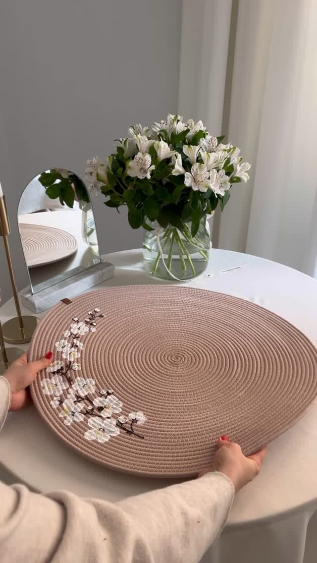 ست رومیزی و ظروف هفت سین دست دوز طرح شکوفه بهاری