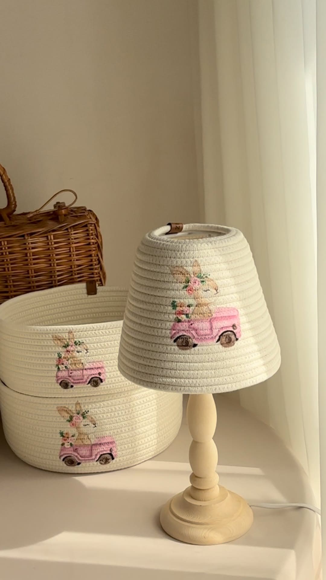 ست اکسسوری اتاق کودک طرح پرنسا (آباژور و سبد)