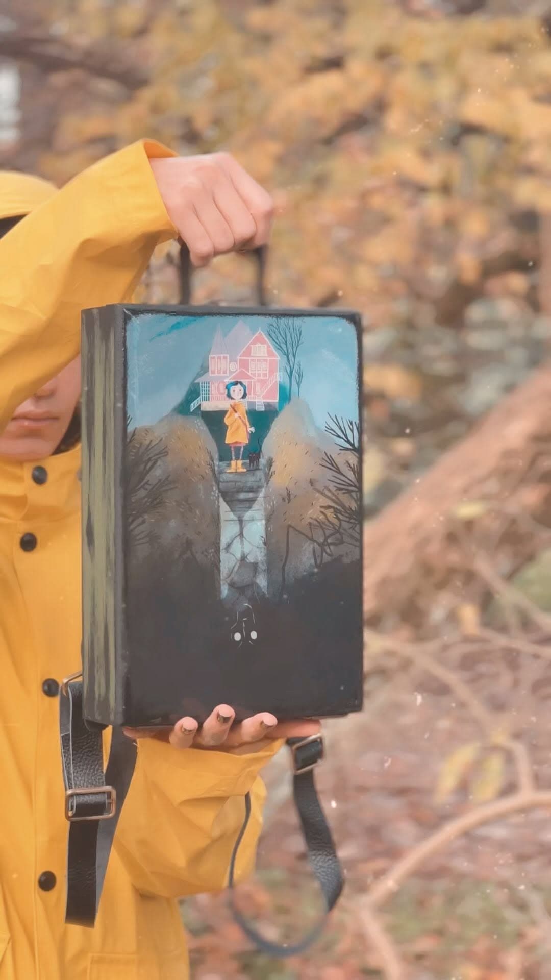 کوله پشتی چوبی طرح انیمیشن کورالین