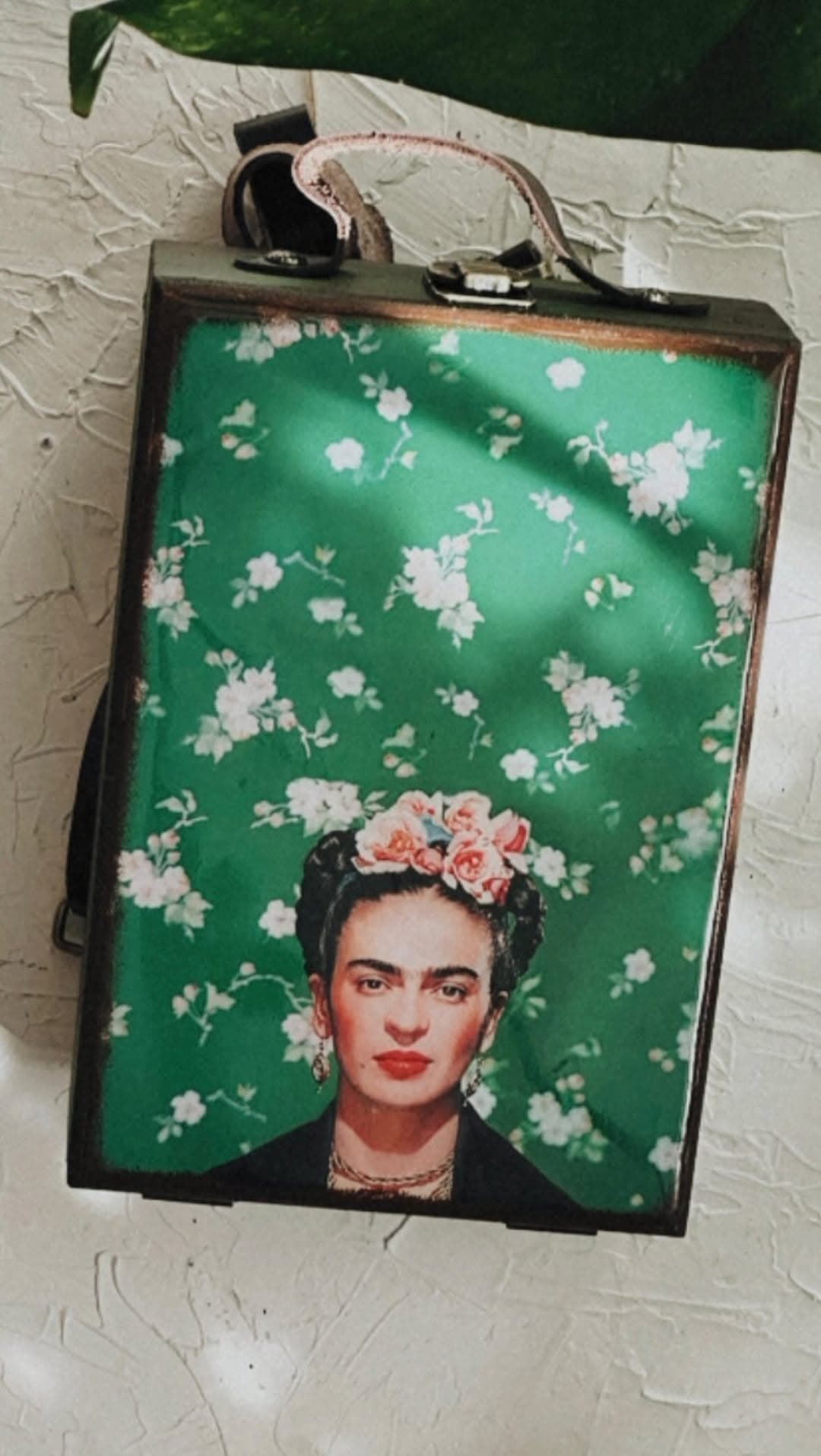 کیف چوبی دست‌ساز طرح فریدا کالو