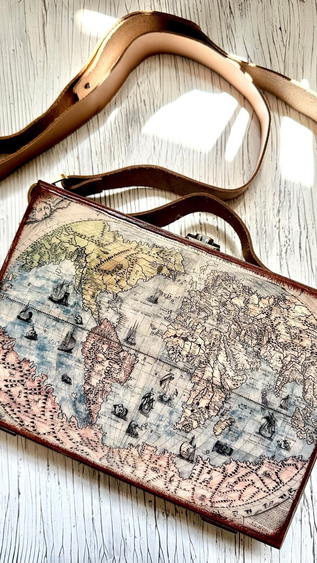 کیف چوبی دوشی طرح نقشه جهان