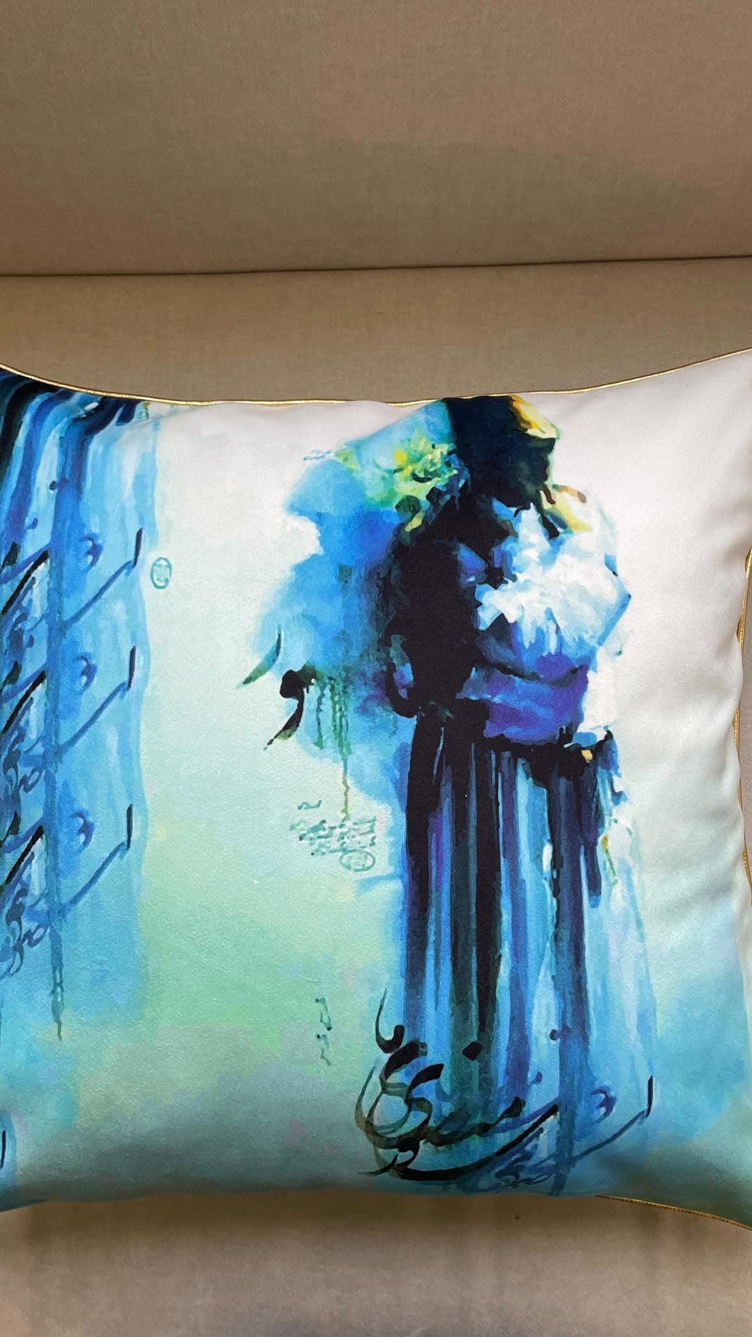 کوسن دکوراتیو با طرح نقاشیخط آبرنگی