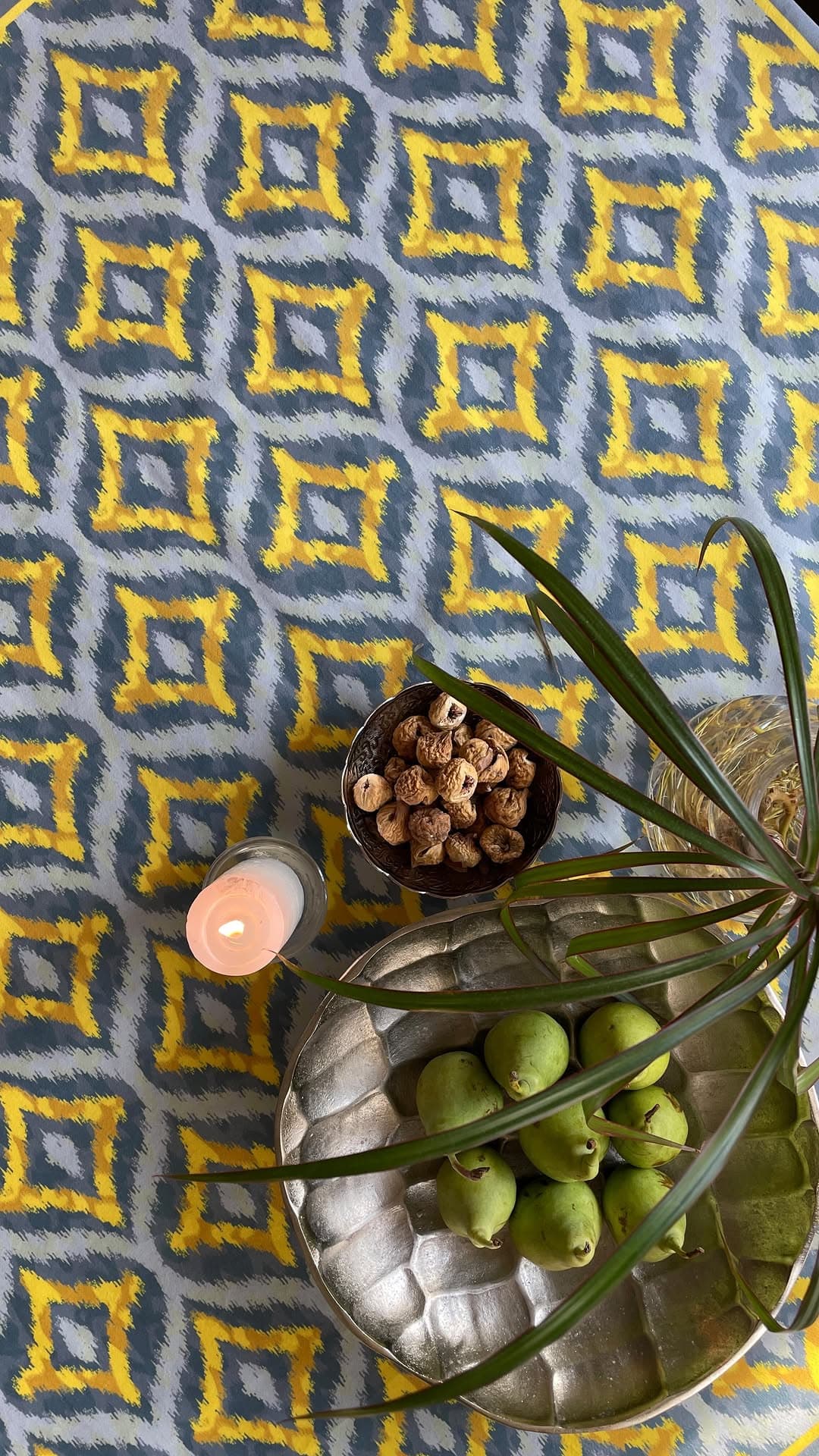 رومیزی مخمل طرح هندسی زرد و طوسی