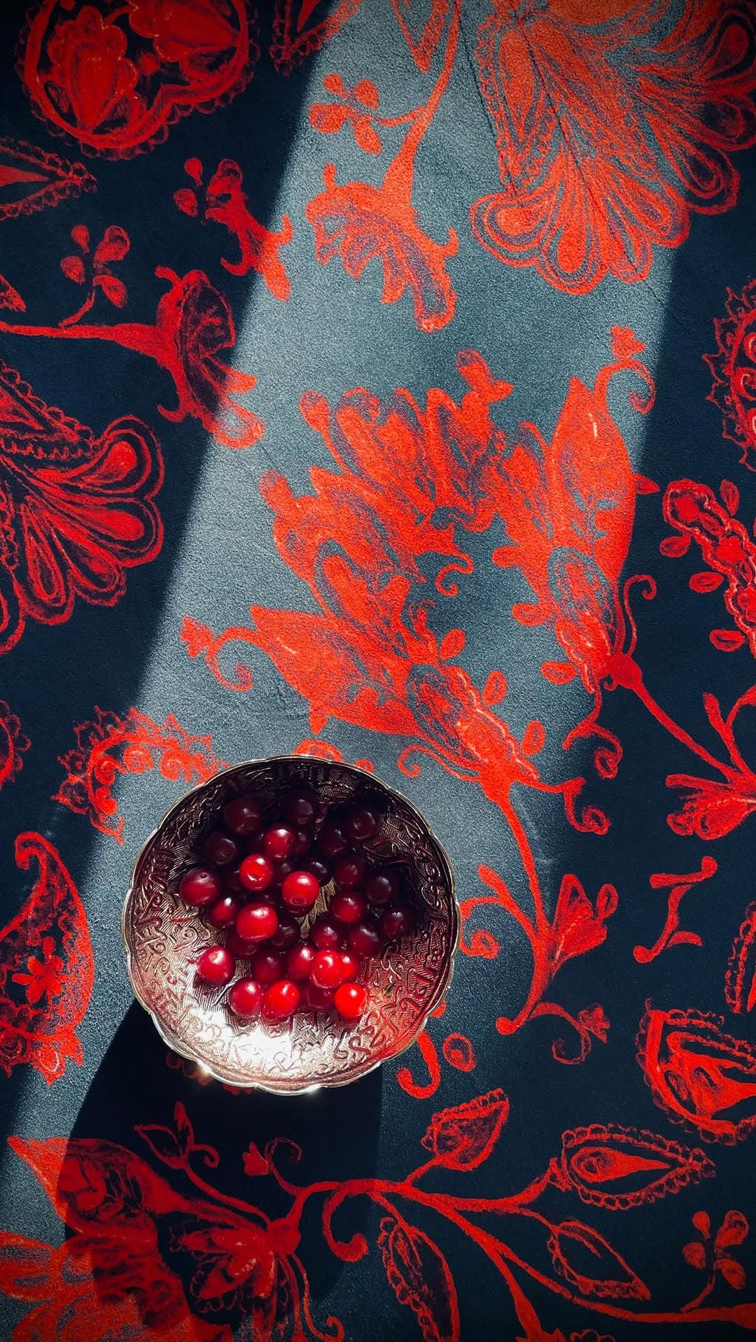 رومیزی مخمل طرح بته جقه قرمز