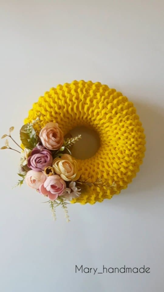 دیوارکوب بافتنی حلقه‌ای زرد با تزیین گل