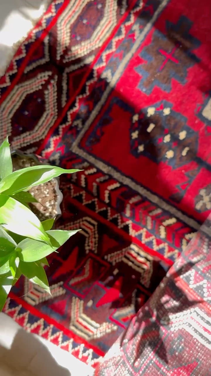 فرش دستبافت لری با نقوش سنتی