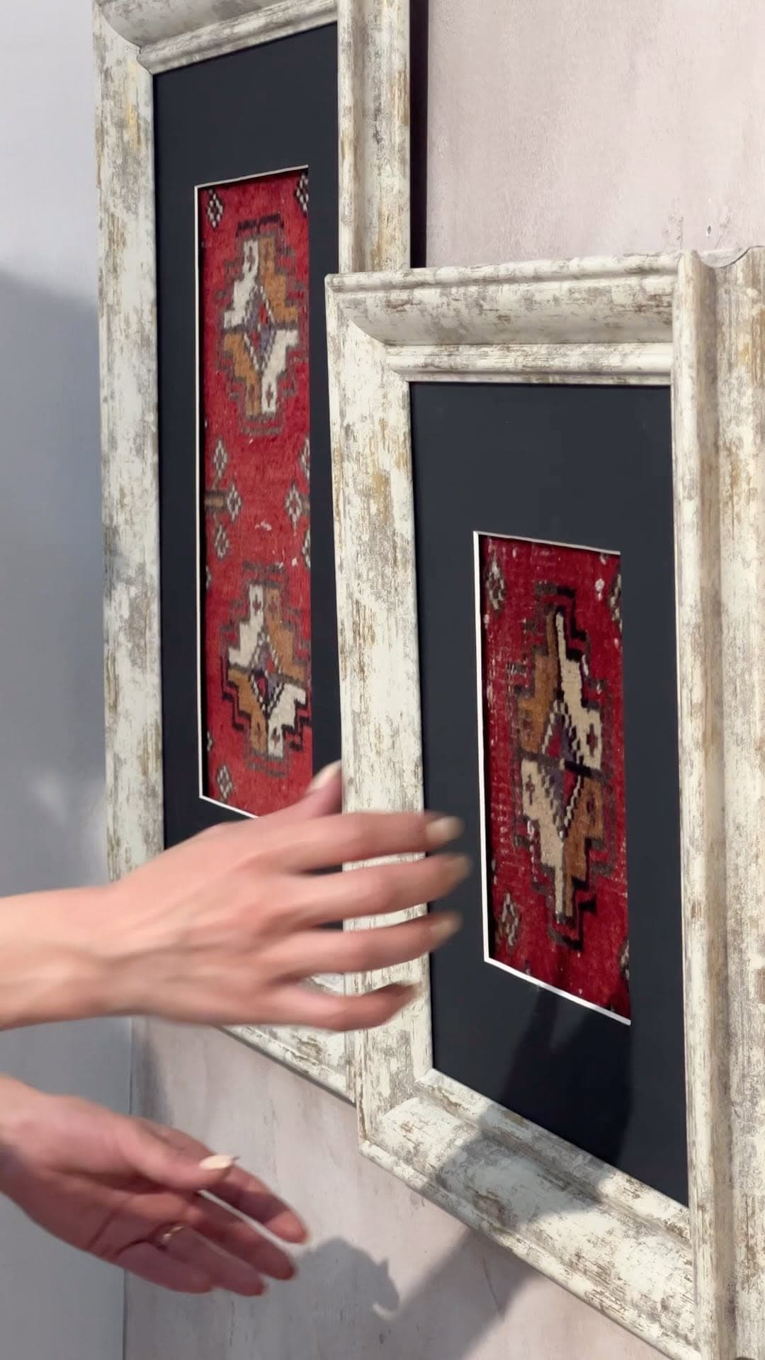 تابلو فرش دستباف با قاب چوبی پتینه