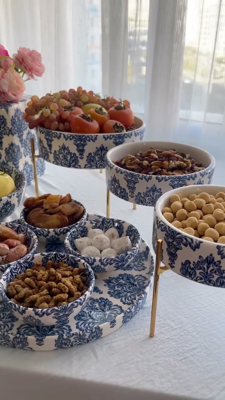 ست پذیرایی سرامیکی طرح داماسک آبی و سفید پایه طلایی