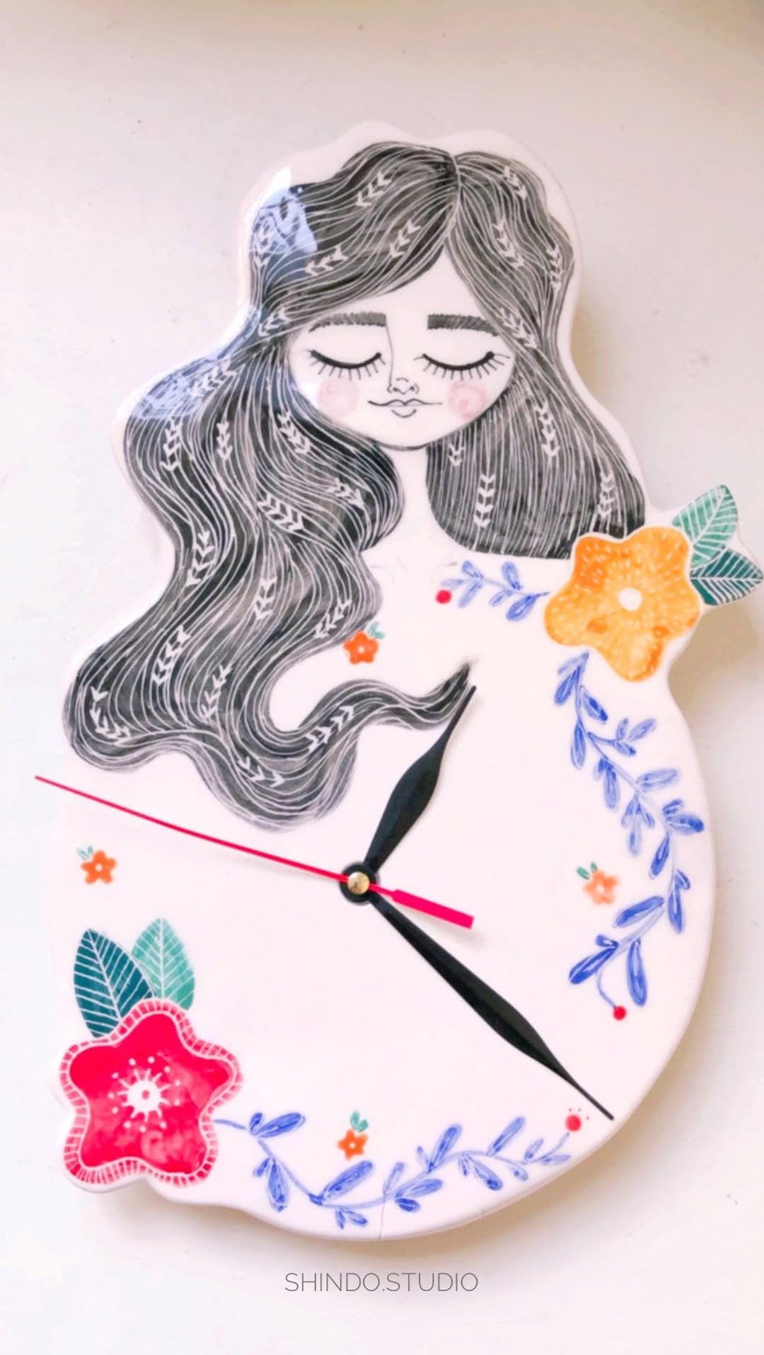 ساعت دیواری سرامیکی دستساز طرح دختر گل