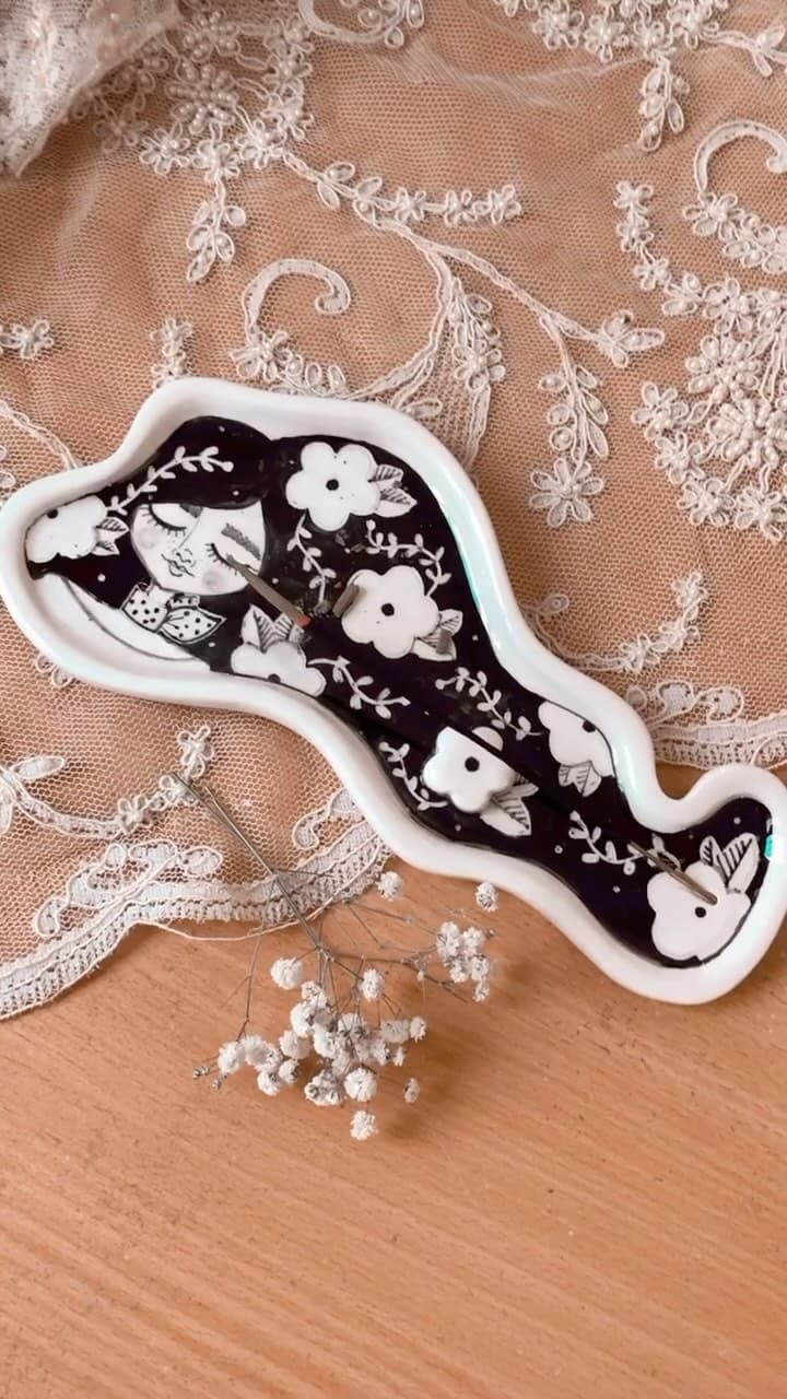 جاعودی سرامیکی دست‌ساز طرح دختر گل به سر